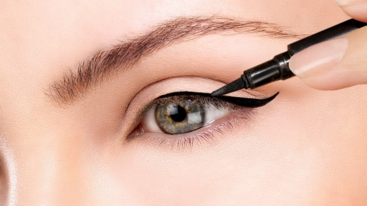 Eyeliner Nasıl Çekilir En Kolay Ve Kuyruklu Eyeliner Sürmenin Yolları Eyeliner Nasıl Çekilir En Kolay Ve Kuyruklu Eyeliner Sürmenin Yolları
