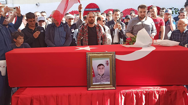 Şehit Sözleşmeli Er Mehmet Meral gözyaşlarıyla son yolculuğuna uğurlandı Şehit Sözleşmeli Er Mehmet Meral gözyaşlarıyla son yolculuğuna uğurlandı