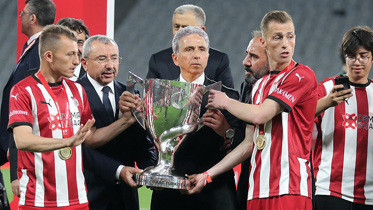 Sivasspor - Kayserispor kupa finalinde seremoniye damga vuran olay Hakan Aslan & Ziya Erdal Sivasspor - Kayserispor kupa finalinde seremoniye damga vuran olay Hakan Aslan & Ziya Erdal