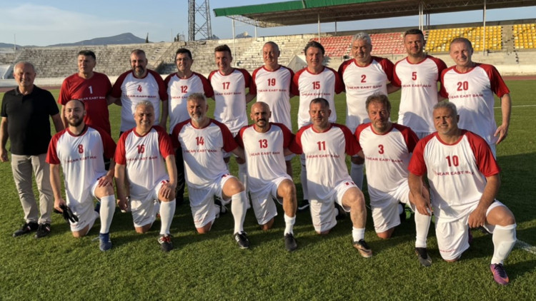 Türk futbolunun efsaneleri KKTCde şov yaptı Türk futbolunun efsaneleri KKTCde şov yaptı