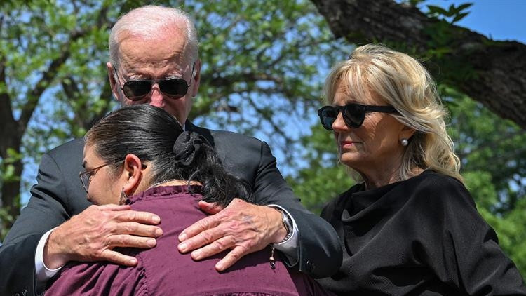 Biden, Teksas okul saldırısı için ziyarette bulundu, halk silah yasasına tepki gösterdi