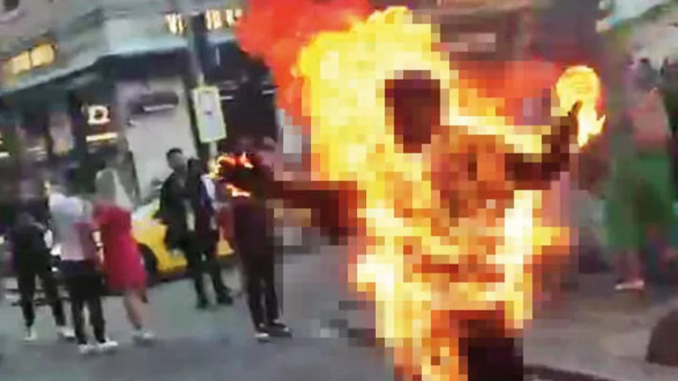 Galatada kendini yakan genç hayatını kaybetti Galatada kendini yakan genç hayatını kaybetti