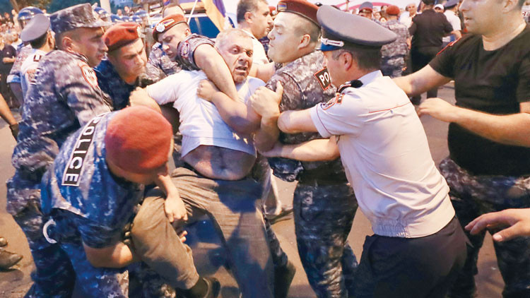 Erivan’da halk yine ayaklandı