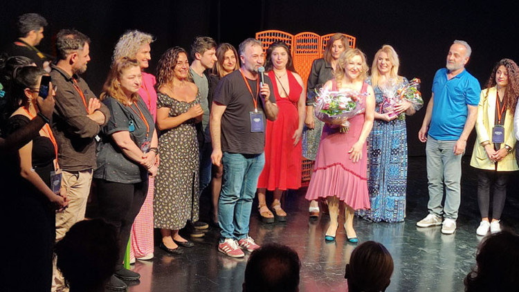 Frankfurt’ta tiyatro coşkusu sürüyor