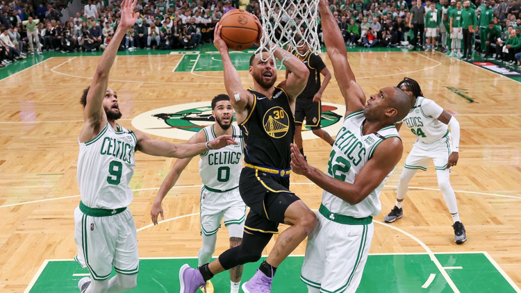 NBA finallerinde seri eşitlendi Curryden tarihe geçen performans
