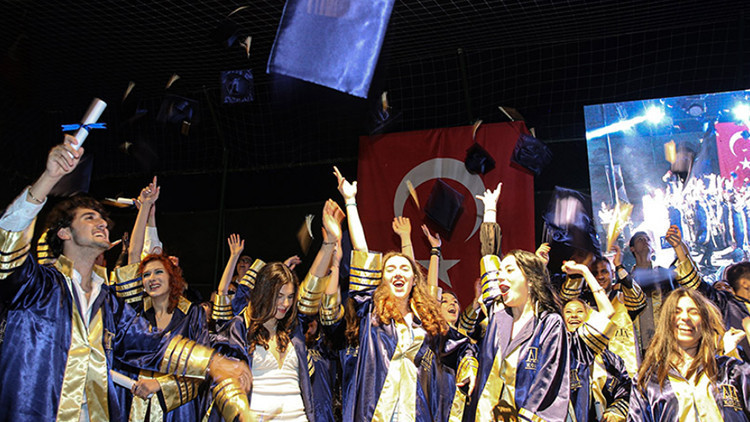 Ata Koleji 2021-2022 mezunlarını verdi