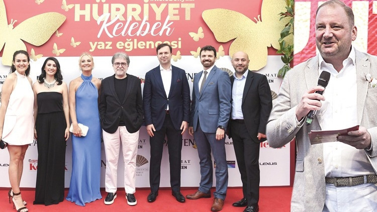 Kelebek kanatlarını yazın enerjisi için çırpıyor Kelebek kanatlarını yazın enerjisi için çırpıyor
