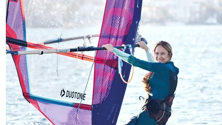 Şampiyon sörfçü Çağla Kubat: Alaçatı yelken sporu için paha biçilmez bir yer, korunmalı
