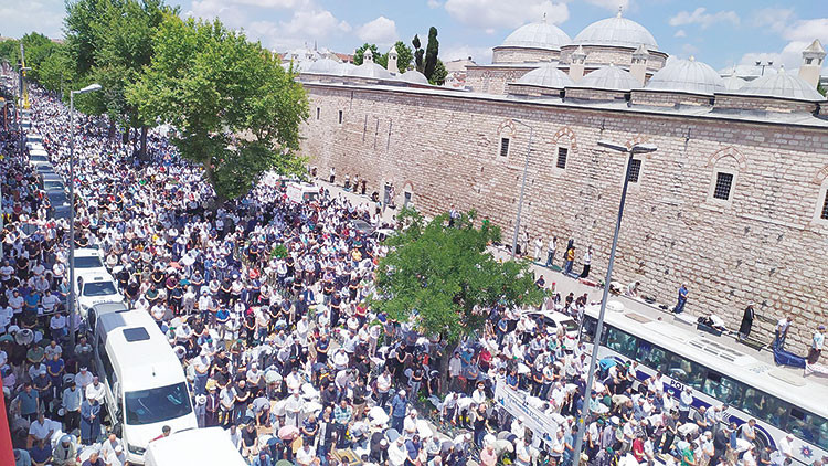 Mahmut Ustaosmanoğlu toprağa verildi... Fatih’te binlerce kişilik uğurlama Mahmut Ustaosmanoğlu toprağa verildi... Fatih’te binlerce kişilik uğurlama