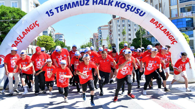 Şehitler anısına koştular Şehitler anısına koştular