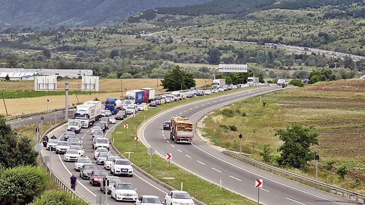 Tatilciler yola çıktı: Acele etmeyin, kurallara uyun, sağ salim dönün