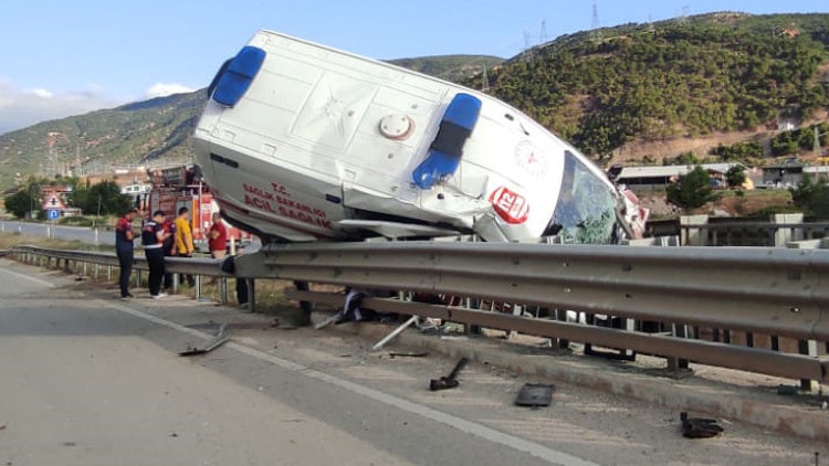 Hasta taşıyan ambulans bariyerlere çarptı: 1 ölü, 3 yaralı