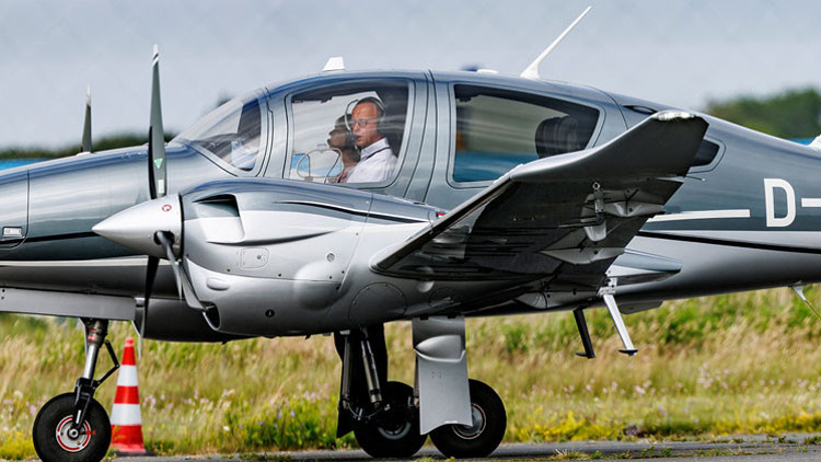 ‘Neden özel uçakla düğüne gittin’ tartışması