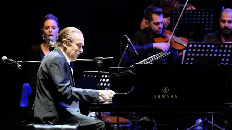 Fahir Atakoğlunun melodileri Boğazı sardı Fahir Atakoğlunun melodileri Boğazı sardı