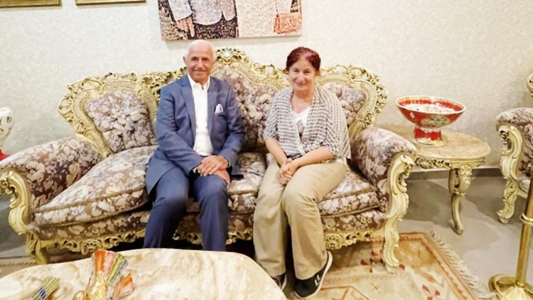 İlk koltuk takımını saklayan patron