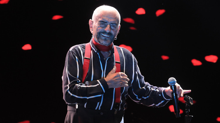 Alpay, 55. sanat yılında sevenleri ve sanatçı dostlarıyla sahnede