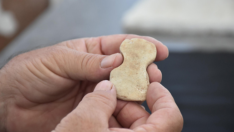 Yeşilova Höyüğünde 5 bin yıllık mermer idol bulundu