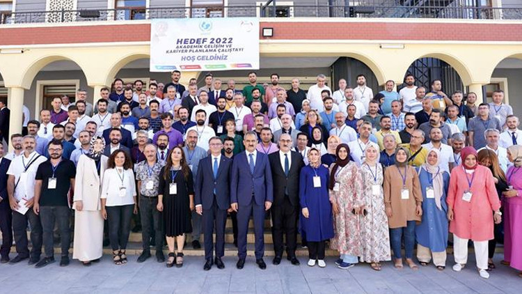 Bakan Özer’den ‘Akademik Gelişim ve Kariyer Planlama Toplantısı’na sürpriz ziyaret