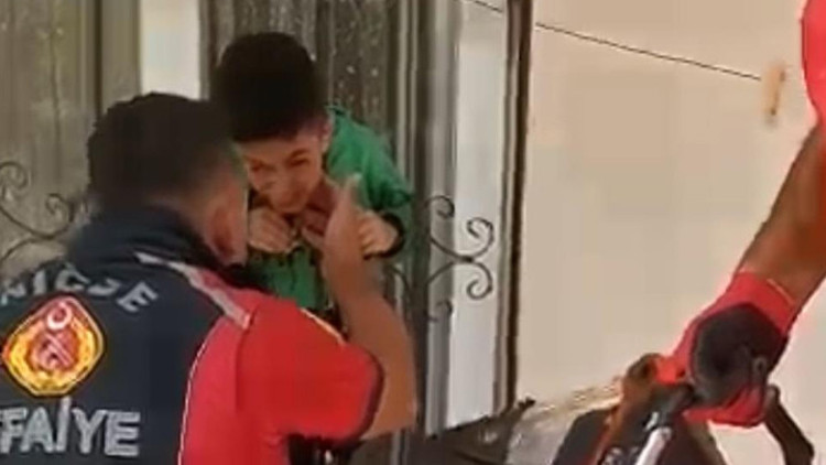 Çocuğun kafası demir parmaklıklara sıkıştı Çocuğun kafası demir parmaklıklara sıkıştı