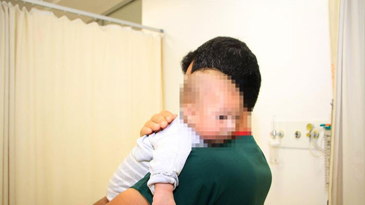 Vicdansız baba Eşini bıçaklayıp çocuğunu kaçırdı... Ağlıyor diye hastaneye bıraktı