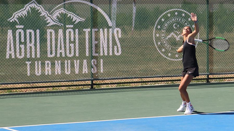 Burası Wimbledon değil, Ağrı Ağrı Dağı Tenis Turnuvası başladı...