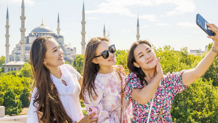 Akın akın geliyorlar