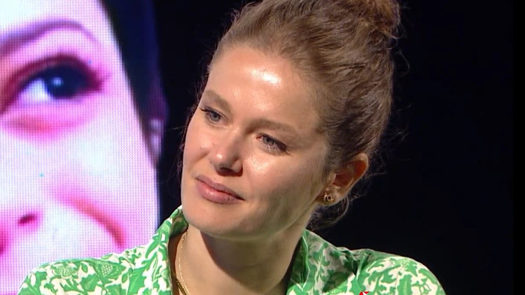 Burcu Biricik ilk kez anlattı: Babamla tanışmıyorum Burcu Biricik ilk kez anlattı: Babamla tanışmıyorum