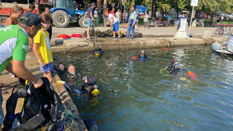 Erdek Limanı’nda denizaltı dip temizliği; denizden plastik sandalye ile yangın tüpü çıktı