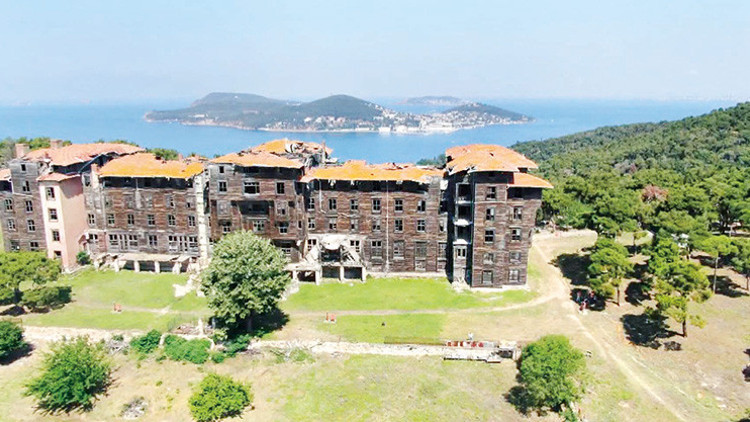 Yetimhanenin bahçesindeki ilkokula restorasyon izni çıktı Yetimhanenin bahçesindeki ilkokula restorasyon izni çıktı