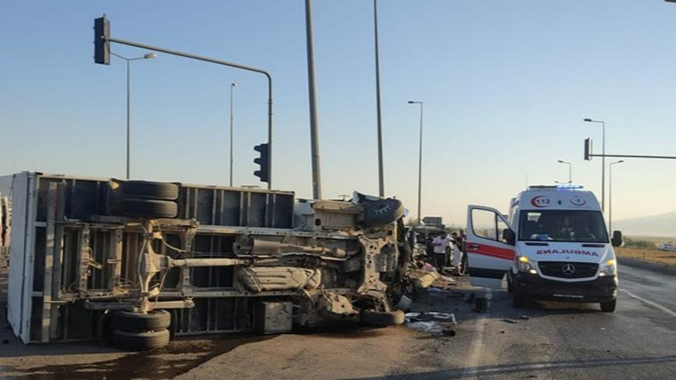 Feci kazada 2 çocuk hayatını kaybetti, 5 kişi ağır yaralandı Feci kazada 2 çocuk hayatını kaybetti, 5 kişi ağır yaralandı