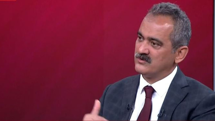 Okullarda, dersliklerde maske takılacak mı Bakan Özer açıkladı. Okullarda, dersliklerde maske takılacak mı Bakan Özer açıkladı.