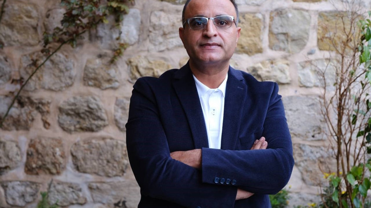 Üç telli bağlama, eski bir bavul ve tabutla yolda... Üç telli bağlama, eski bir bavul ve tabutla yolda...