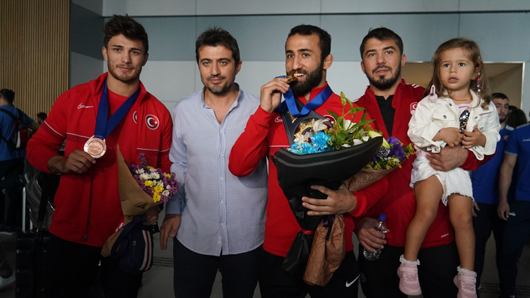 Şampiyon Grekoromen Güreş Milli Takımı, yurda döndü