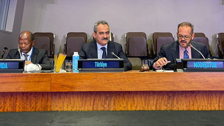 Bakan Özer: Krizleri fırsata dönüştürmek üzerine tartışmalıyız