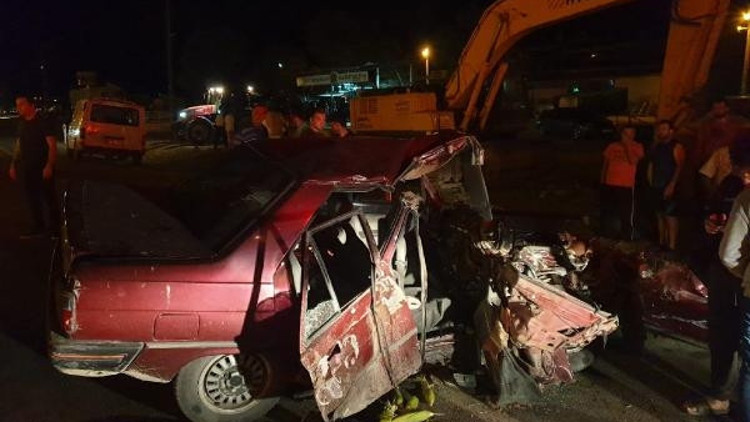 Minibüse çarpan otomobildeki kardeşler öldü