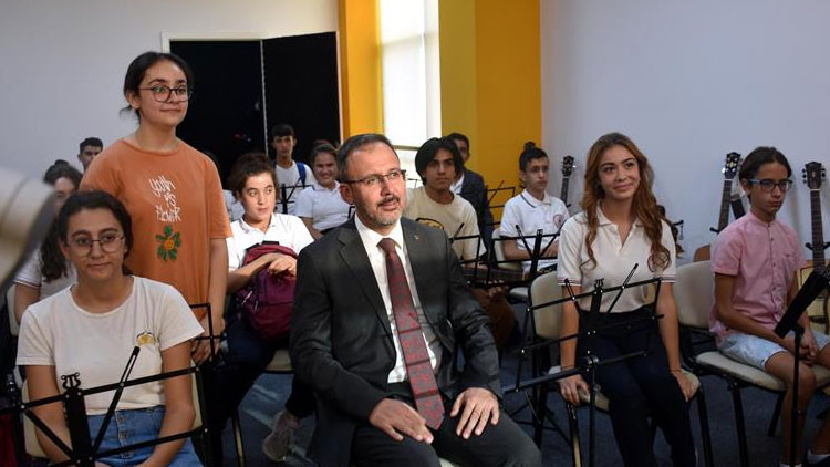 Bakan Kasapoğlu İzmirde gençlik merkezi açılışına katıldı Bakan Kasapoğlu İzmirde gençlik merkezi açılışına katıldı