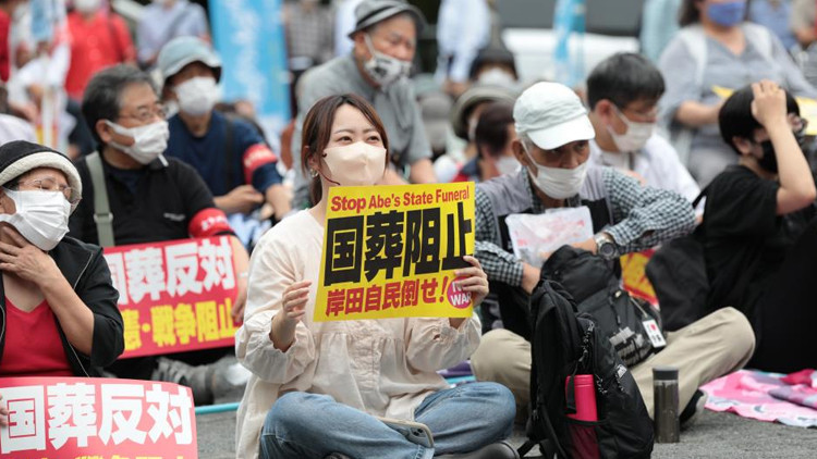 Japonyada Abe için yapılacak resmi cenaze töreni protesto edildi
