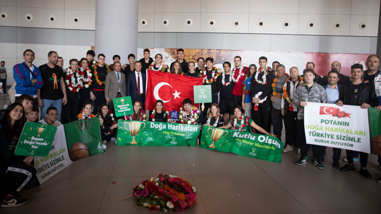Potada büyük gurur yaşatan öğrencilere coşkulu karşılama Potada büyük gurur yaşatan öğrencilere coşkulu karşılama
