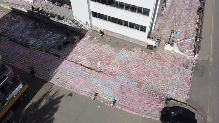 Selde ıslanan dosyalar güneşte kurutulmaya bırakıldı