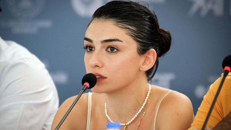 Hazar Ergüçlü, sevgilisi Onur Ünlünün filminde hem yapımcı hem oyuncu oldu