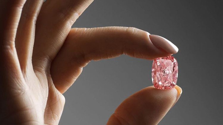 Pembe elmas 20 dakikada dev rakama satıldı