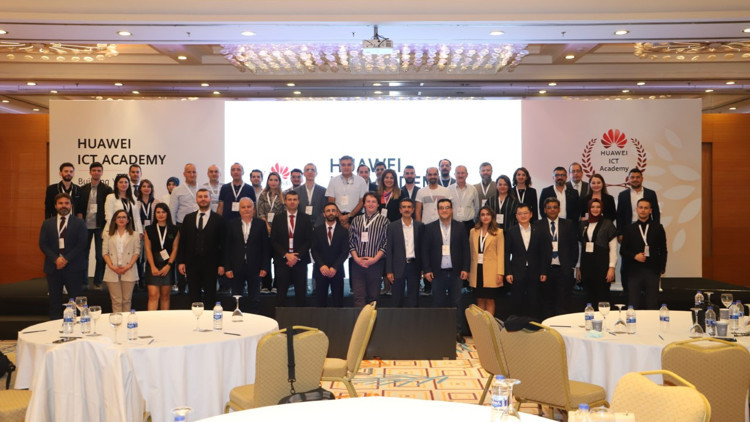 Üniversiteliler bilişim akademisi zirvesinde buluştu