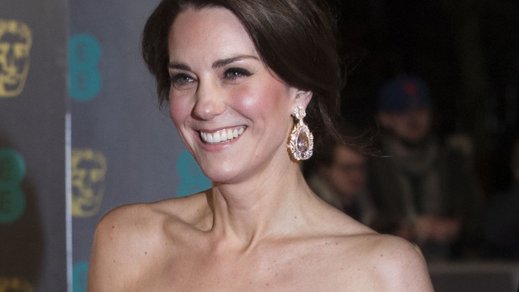 Geleceğin kraliçesi Katein bütün uygunsuz giysileri değiştirildi Geleceğin kraliçesi Katein bütün uygunsuz giysileri değiştirildi