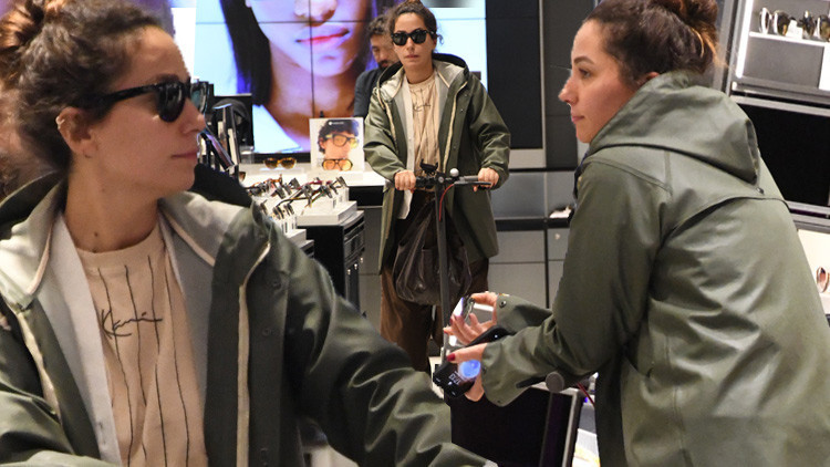 Oyuncu Esra Ruşan scooter ile alışverişte