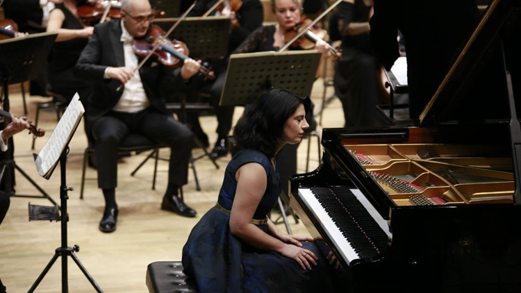 Ödüllü piyanist sahnede Ödüllü piyanist sahnede