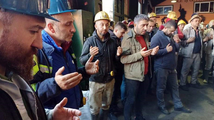 Zonguldakta madenciler, Amasrada ölen 41 işçi için dua etti Zonguldakta madenciler, Amasrada ölen 41 işçi için dua etti