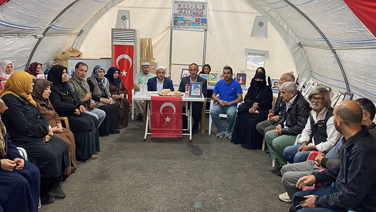 Evlat nöbetindeyken kansere yakalanıp yaşamını yitiren baba için mevlit okutuldu Evlat nöbetindeyken kansere yakalanıp yaşamını yitiren baba için mevlit okutuldu