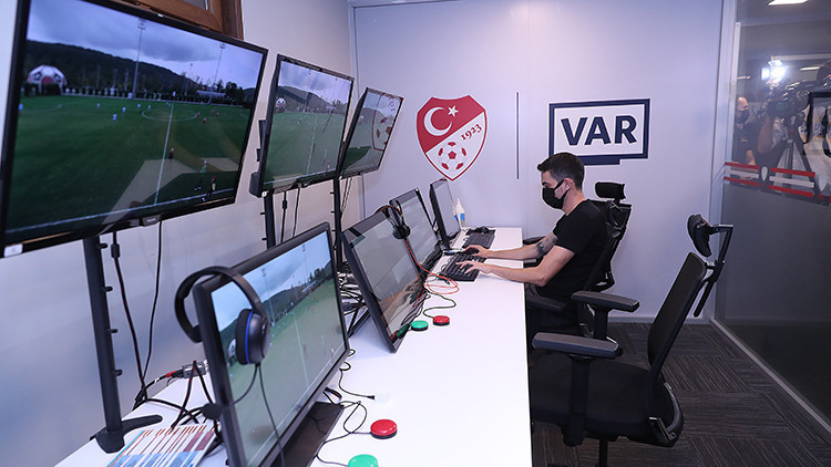 VAR hakemleri sanki güzellik yarışmasındalar