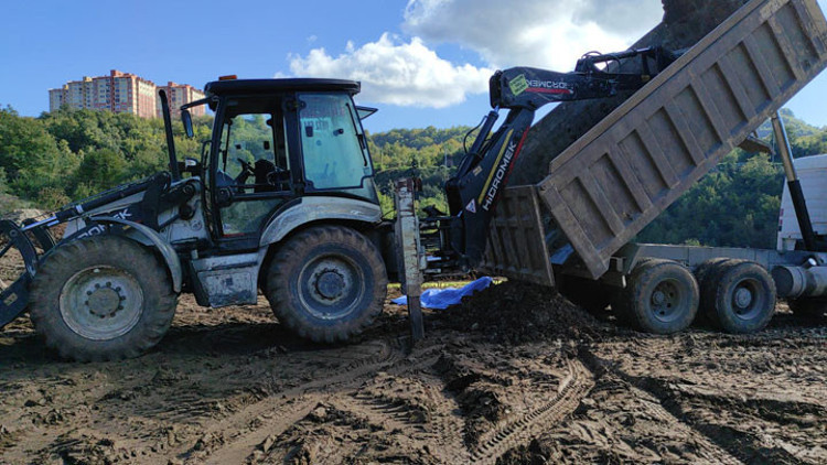 Kamyon şoförünün feci ölümü Başı damperin arka kapağına sıkıştı