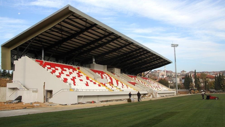 Kula İlçe Stadı yenilenen yüzüyle hizmete hazırlanıyor